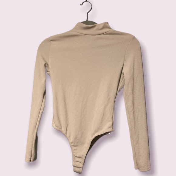 Nasty Gal Ribbed Open Back Sage Green Bodysuit in a Size 6 - Picture 3 of 7